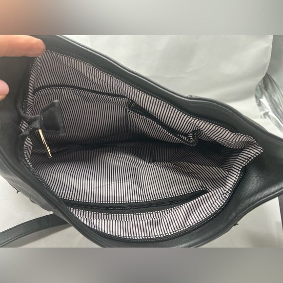 Deluxity Los Angeles Black And Tan 100% Vegan Crossbody  *DELUXITY LOS ANGELES* VEGAN LEATHER SOFT BLACK PURSE NWT (BP1)